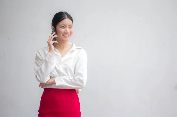 Retrato Tailandês Adulto Trabalhando Mulheres Branco Camisa Saia Vermelha Chamando — Fotografia de Stock