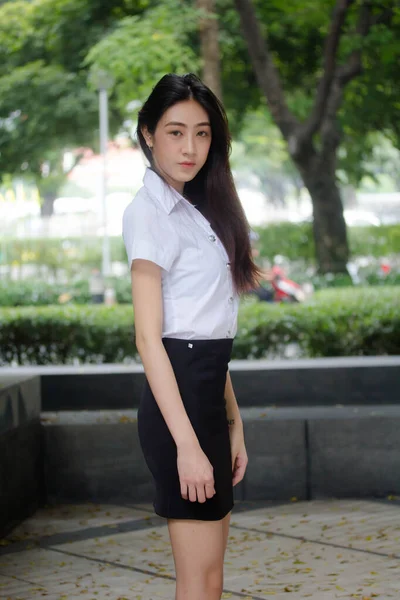 Portret Tajski Dorosły Student Uniwersytet Mundur Piękna Dziewczyna Relaks Uśmiech — Zdjęcie stockowe