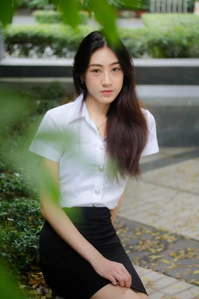 Retrato Tailandês Adulto Estudante Universidade Uniforme Bela Menina Relaxar Sorrir — Fotografia de Stock