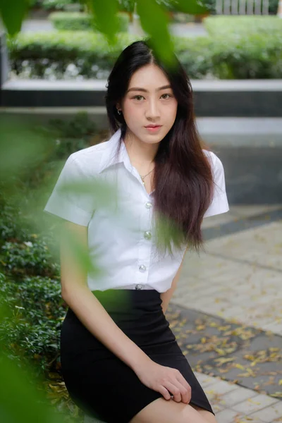 Retrato Tailandês Adulto Estudante Universidade Uniforme Bela Menina Relaxar Sorrir — Fotografia de Stock