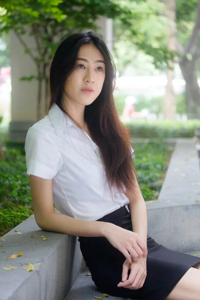 Retrato Tailandês Adulto Estudante Universidade Uniforme Bela Menina Relaxar Sorrir — Fotografia de Stock