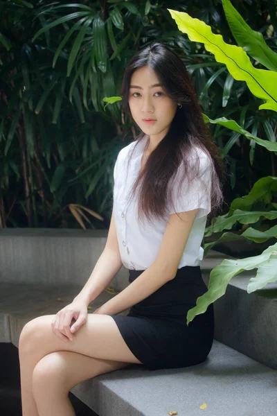 Retrato Tailandês Adulto Estudante Universidade Uniforme Bela Menina Relaxar Sorrir — Fotografia de Stock