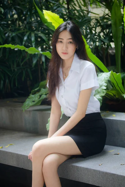 Portrait Thai Adulte Étudiant Université Uniforme Belle Fille Détendre Sourire — Photo