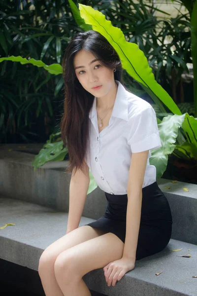 Retrato Tailandês Adulto Estudante Universidade Uniforme Bela Menina Relaxar Sorrir — Fotografia de Stock