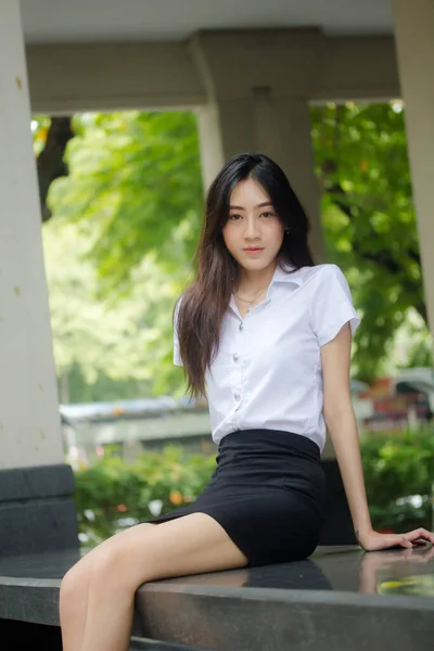 Porträt Von Thailändischen Erwachsenen Studenten Uniform Schöne Mädchen Entspannen Und — Stockfoto