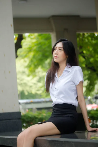 Retrato Tailandês Adulto Estudante Universidade Uniforme Bela Menina Relaxar Sorrir — Fotografia de Stock