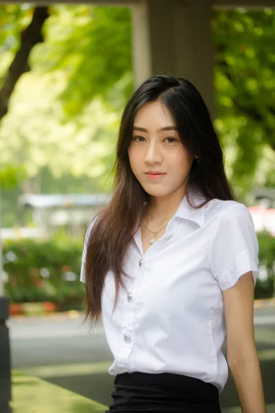 Retrato Tailandés Estudiante Adulto Universidad Uniforme Hermosa Chica Relajarse Sonreír —  Fotos de Stock