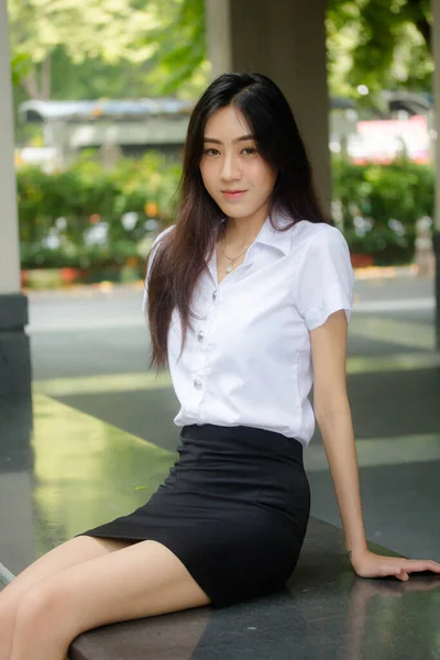 Portrait Thai Adulte Étudiant Université Uniforme Belle Fille Détendre Sourire — Photo