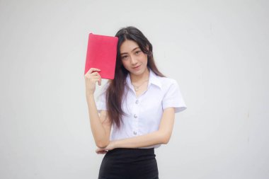 Taylandlı yetişkin öğrenci üniforması portresi Güzel kız kırmızı kitap gösteriyor