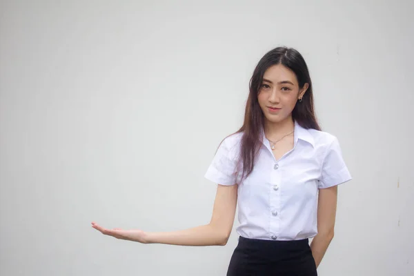 Retrato Tailandês Adulto Estudante Universidade Uniforme Bela Menina Mostrar Mão — Fotografia de Stock