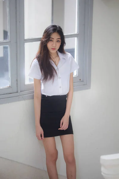 Ritratto Thai Adulto Studente Università Uniforme Bella Ragazza Rilassarsi Sorridere — Foto Stock