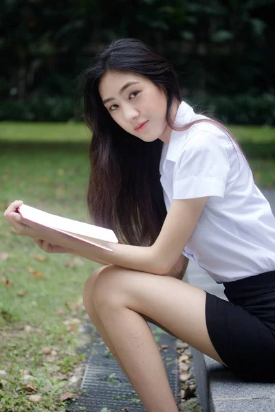 Portrait Thai Adulte Étudiant Uniforme Universitaire Belle Fille Livre Rouge — Photo