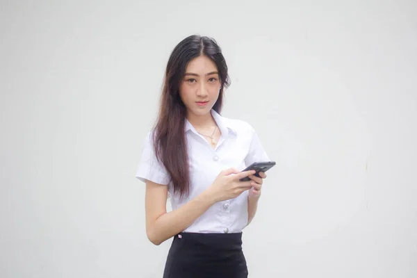 彼女のスマートフォンを使用してタイの大人学生の大学制服美少女の肖像画 — ストック写真