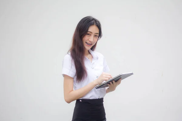 Portret Tajskiego Dorosłego Studenta Uniwersytet Mundur Piękna Dziewczyna Pomocą Tabletu — Zdjęcie stockowe