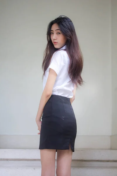 Ritratto Thai Adulto Studente Università Uniforme Bella Ragazza Rilassarsi Sorridere — Foto Stock