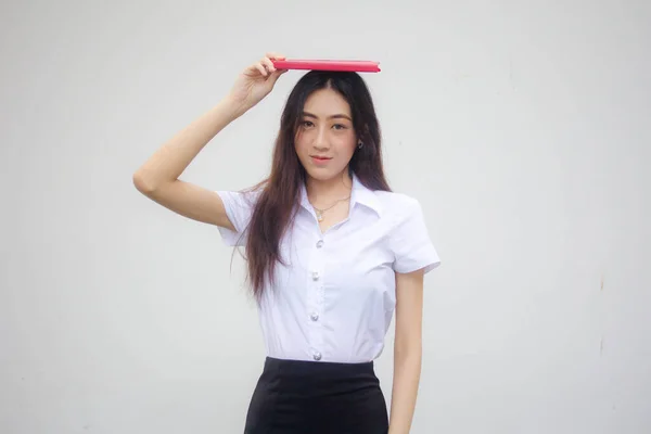 Taylandlı Yetişkin Öğrenci Üniforması Portresi Güzel Kız Kırmızı Kitap Gösteriyor — Stok fotoğraf