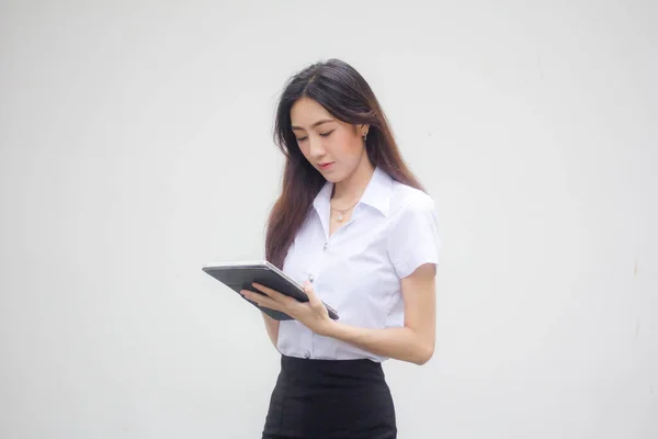 Portrét Thajské Dospělé Vysokoškolské Uniformy Krásná Dívka Pomocí Svého Tabletu — Stock fotografie