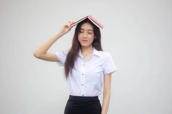 Potret Thai Dewasa Mahasiswa Seragam Universitas Gadis Cantik Menunjukkan Buku — Stok Foto