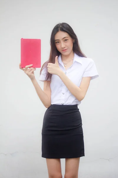 泰国人高校校服漂亮女孩的肖像展示红皮书 — 图库照片