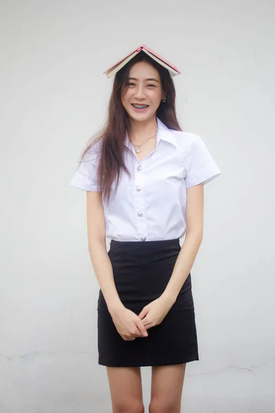 Taylandlı Yetişkin Öğrenci Üniforması Portresi Güzel Kız Kırmızı Kitap Gösteriyor — Stok fotoğraf
