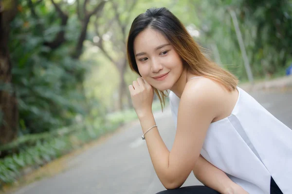 Portrét Thajské Dospělé Krásné Dívky Relaxovat Usmívat — Stock fotografie