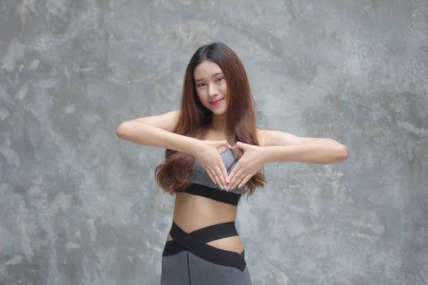 Asya Taylandlı Japon Genç Güzel Kız Spor Giyim Kuşamında Yüreğini — Stok fotoğraf