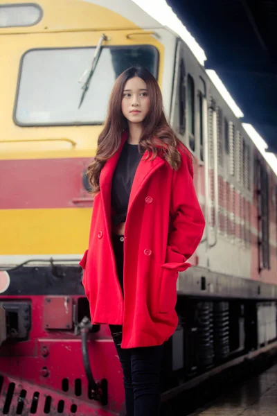 Asia Thai Teen Cappotto Rosso Stazione Ferroviaria — Foto Stock