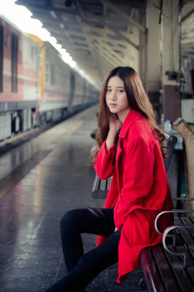 アジアタイティーン赤コートで鉄道駅 — ストック写真