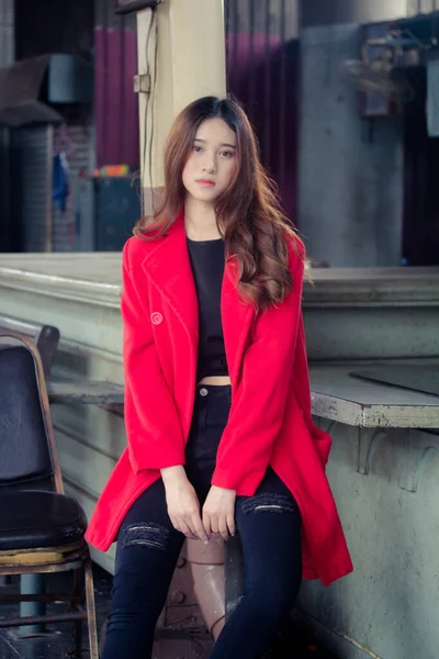 Asiatisch Thai Teen Rot Coat Zug Station — Stockfoto