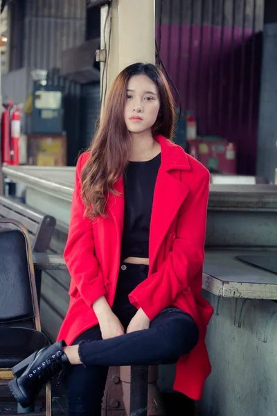 Asia Thai Teen Manteau Rouge Dans Gare — Photo