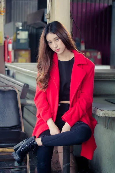 Asia Thai Teen Manteau Rouge Dans Gare — Photo