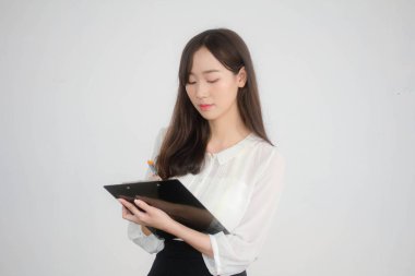 Taylandlı yetişkin kadın çalışan beyaz gömleğin portresi