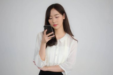 Tayland portresi Porseleni yetişkin ofis kızı akıllı telefonunu kullanan beyaz gömlek
