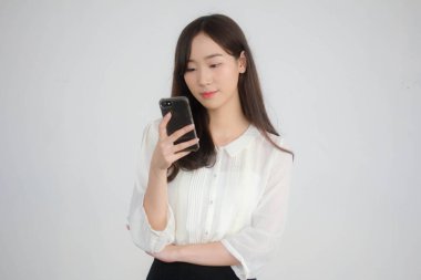 Tayland portresi Porseleni yetişkin ofis kızı akıllı telefonunu kullanan beyaz gömlek