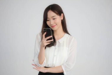 Tayland portresi Porseleni yetişkin ofis kızı akıllı telefonunu kullanan beyaz gömlek