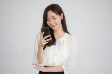 Tayland portresi Porseleni yetişkin ofis kızı akıllı telefonunu kullanan beyaz gömlek