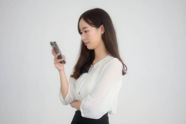 Tayland portresi Porseleni yetişkin ofis kızı akıllı telefonunu kullanan beyaz gömlek