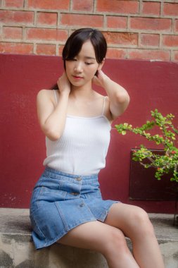 Tayland portresi yetişkin güzel kız beyaz gömlek mavi kot rahatla ve gülümse