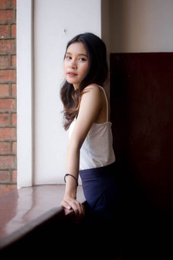 Tayland portresi yetişkin güzel kız beyaz gömlek rahatla ve gülümse