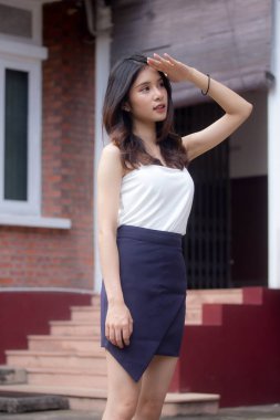 Tayland portresi yetişkin güzel kız beyaz gömlek rahatla ve gülümse