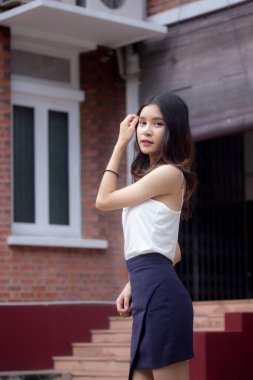 Tayland portresi yetişkin güzel kız beyaz gömlek rahatla ve gülümse