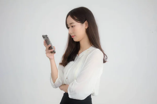 Retrato Tailandés China Adulto Oficina Chica Blanca Camisa Usando Teléfono — Foto de Stock