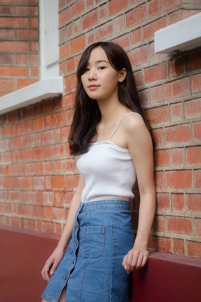 Retrato Tailandês China Adulto Linda Menina Camisa Branca Jeans Azul — Fotografia de Stock