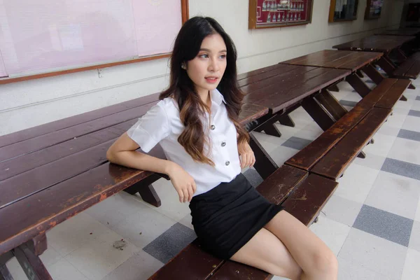 Porträt Von Thailändischen Erwachsenen Studenten Uniform Schöne Mädchen Entspannen Und — Stockfoto