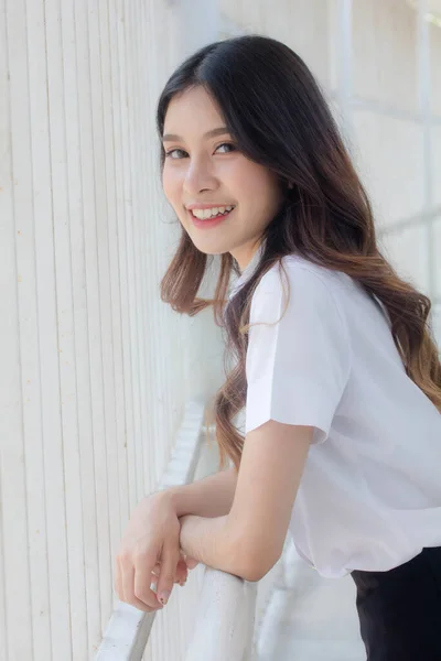 Retrato Tailandés Estudiante Adulto Universidad Uniforme Hermosa Chica Relajarse Sonreír — Foto de Stock