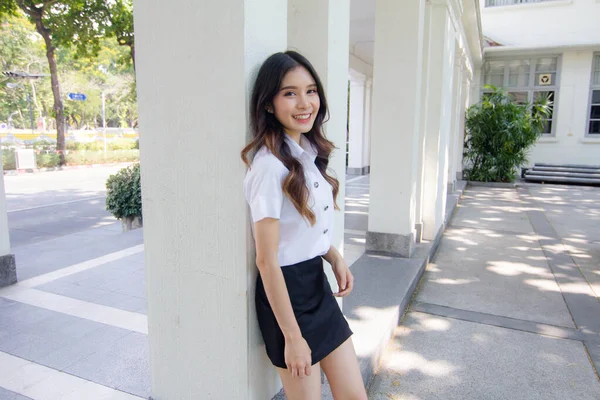 Retrato Tailandês Adulto Estudante Universidade Uniforme Bela Menina Relaxar Sorrir — Fotografia de Stock