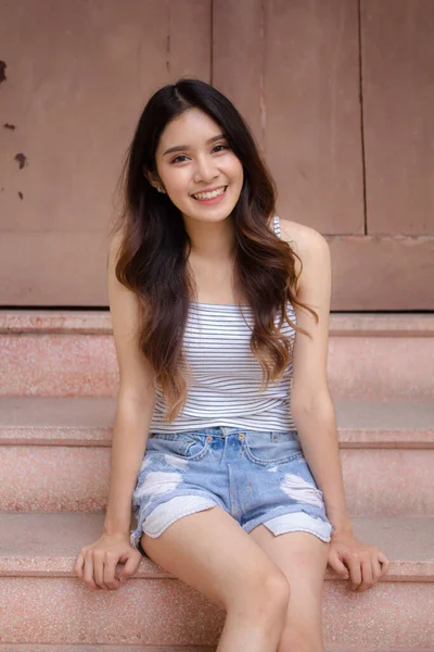 Ritratto Thai Adulto Bella Ragazza Camicia Bianca Jeans Blu Tempo — Foto Stock