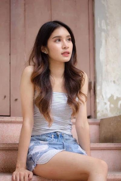 Retrato Tailandés Adulto Hermosa Chica Camisa Blanca Vaqueros Azules Relajarse —  Fotos de Stock