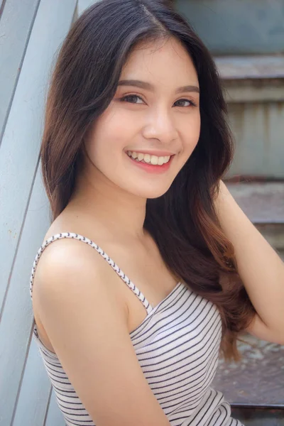 Retrato Tailandês Adulto Linda Menina Branco Camisa Azul Jeans Relaxar — Fotografia de Stock