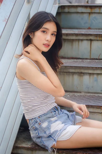 Taylandlı Yetişkin Güzel Bir Kızın Portresi Beyaz Gömlek Mavi Kot — Stok fotoğraf